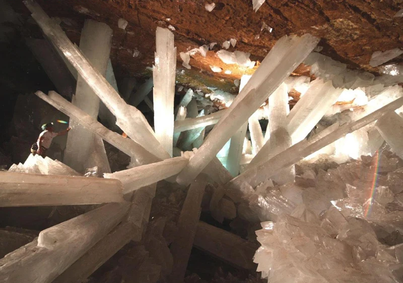 Cristaux géants de gypse dans la mine de Naica